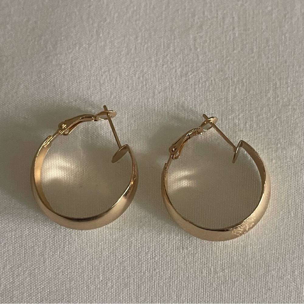 New Lulu’s Woman’s Trendy Minimalist My Oh My Gold Hoop Earrings - Picture 8 of 15